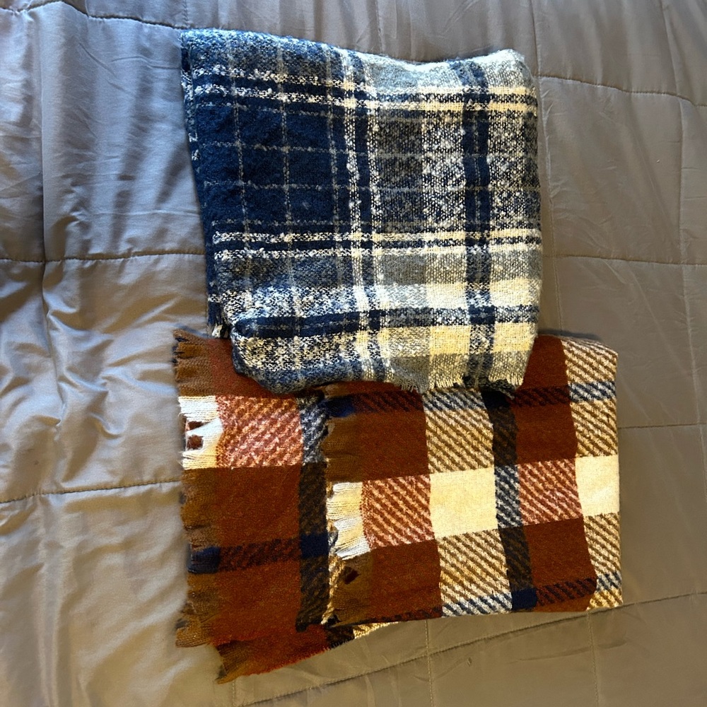 Two pack of scarves